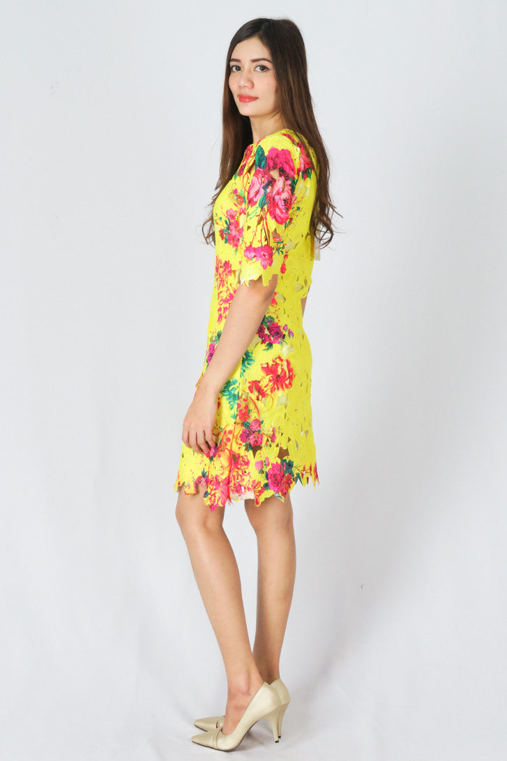 เดรสลูกไม้ลายดอกไม้ - Floral Lace Dress