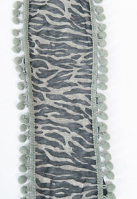 ผ้าพันคอแต่งพู่ลูกไม้ - Tassel Leafy Lace Scarf