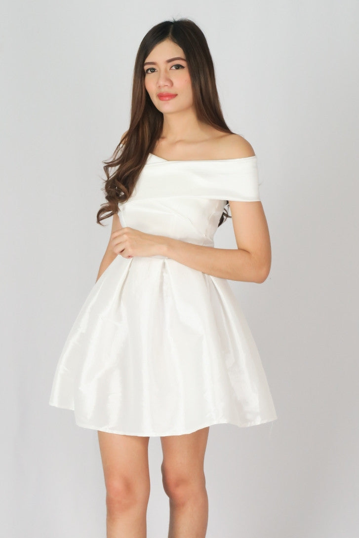 เดรสสั้นเปิดไหล่ทรงเอ - Off The Shoulder Pleated Prom Mini Dress