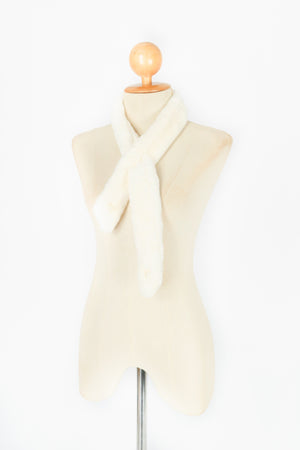 ผ้าพันคอขนกระต่ายปักไข่มุก - Rabbit Fur Scarf With Pearls