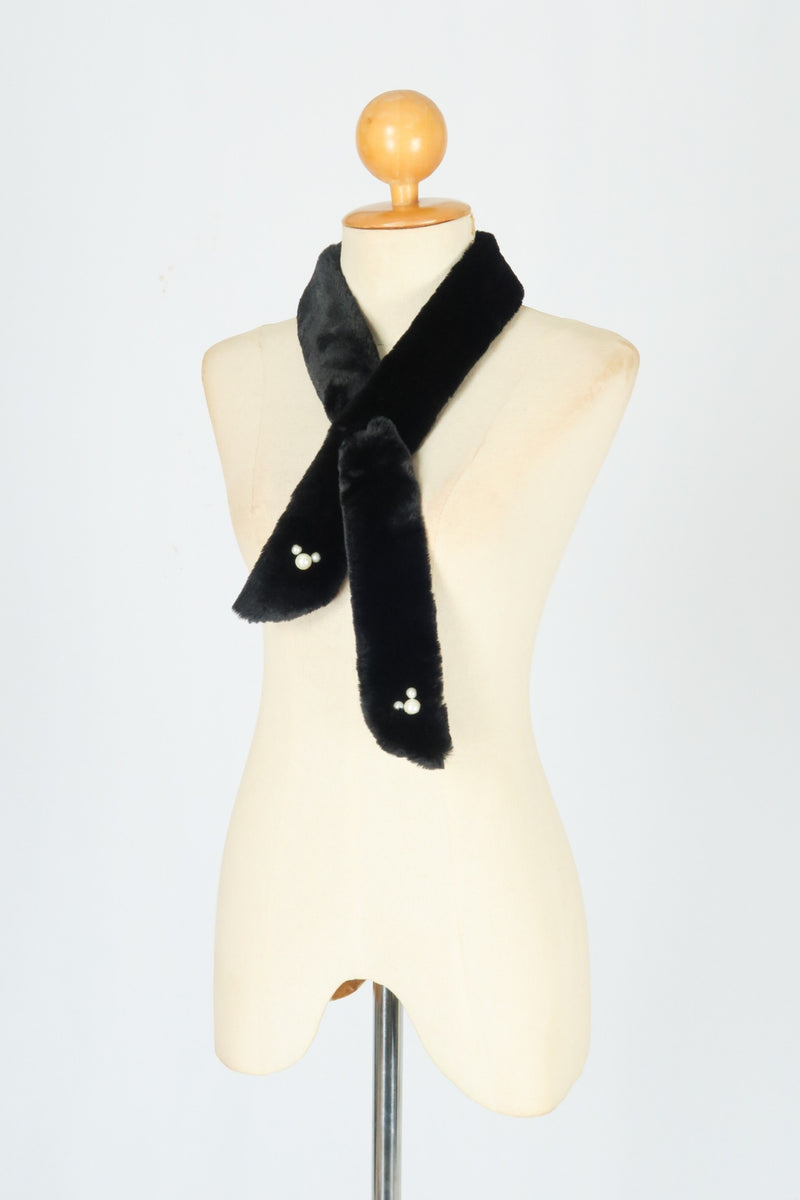 ผ้าพันคอขนกระต่ายปักไข่มุก - Rabbit Fur Scarf With Pearls