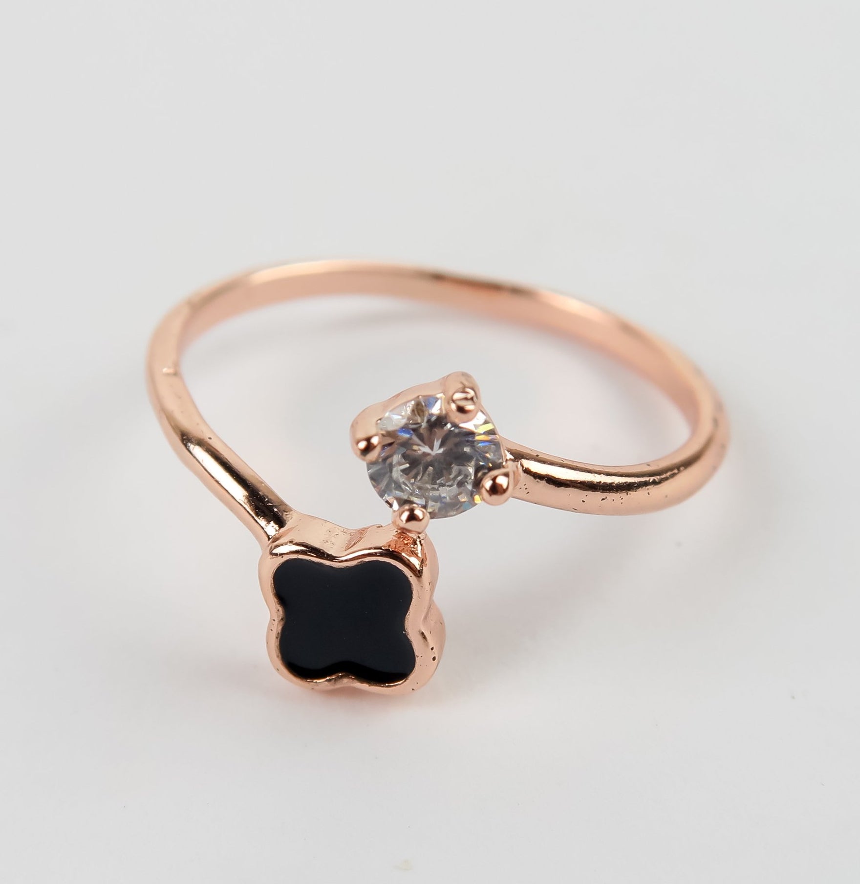 แหวนสแตนเลสสตีลเรียบหรู มีสไตล์ แหวนแฟชั่นผู้หญิง - No.573
