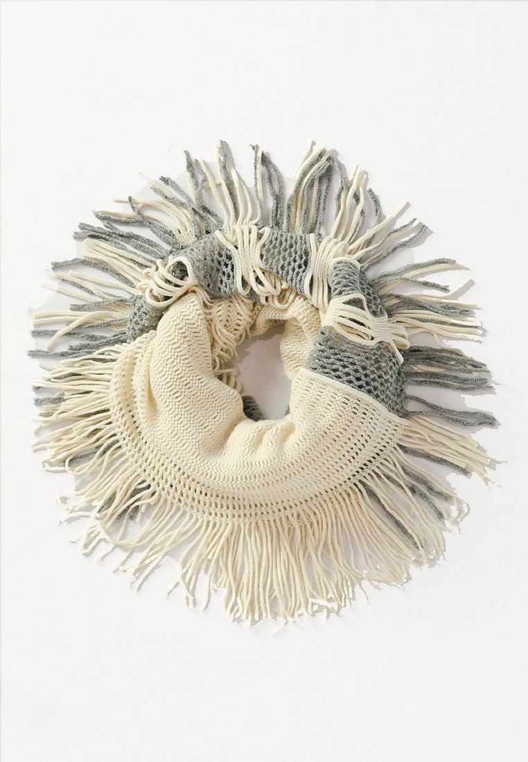 ผ้าพันคอทรงอินฟินิตี้ - Warm Knit Infinity Scarf With Tassels
