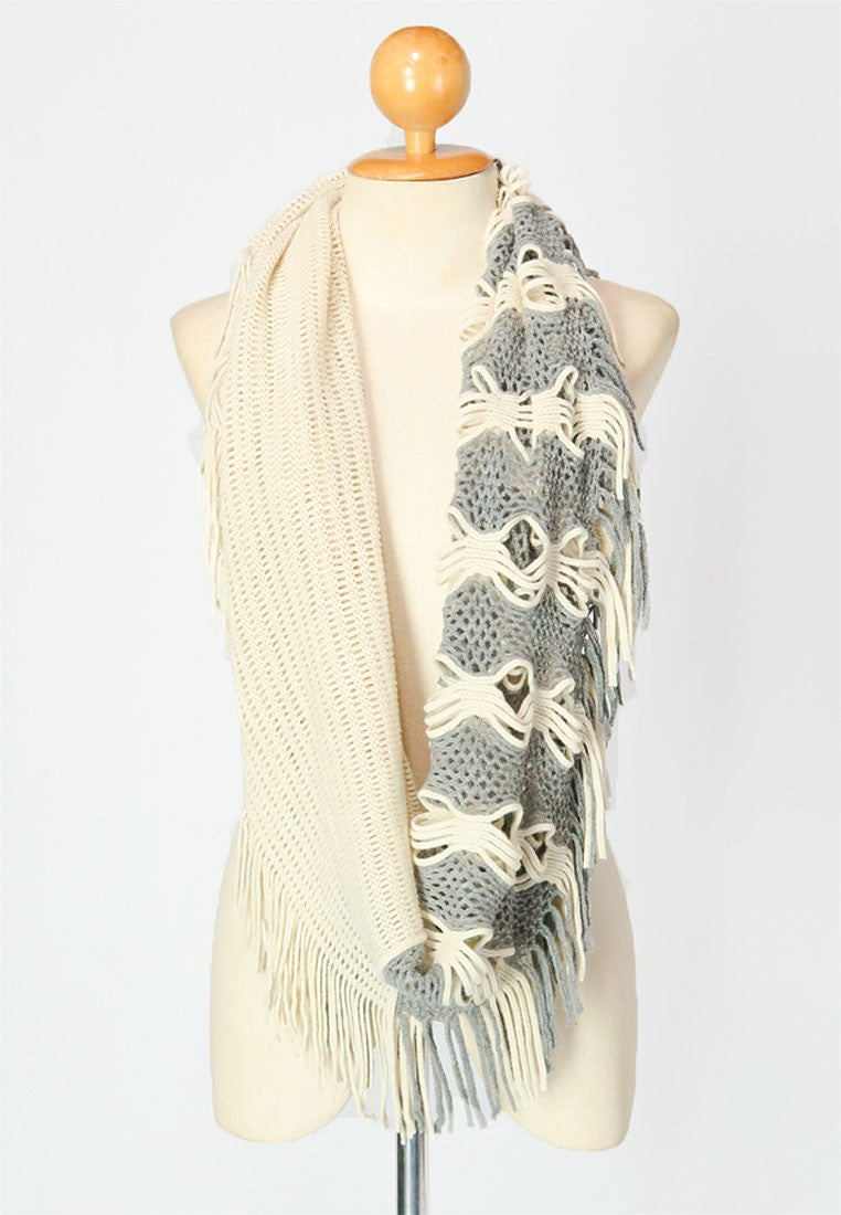 ผ้าพันคอทรงอินฟินิตี้ - Warm Knit Infinity Scarf With Tassels