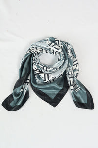 ผ้าพันคอซาตินแบบสี่เหลี่ยม - Satin Square Silk Scarf