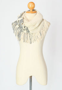 ผ้าพันคอทรงอินฟินิตี้ - Warm Knit Infinity Scarf With Tassels