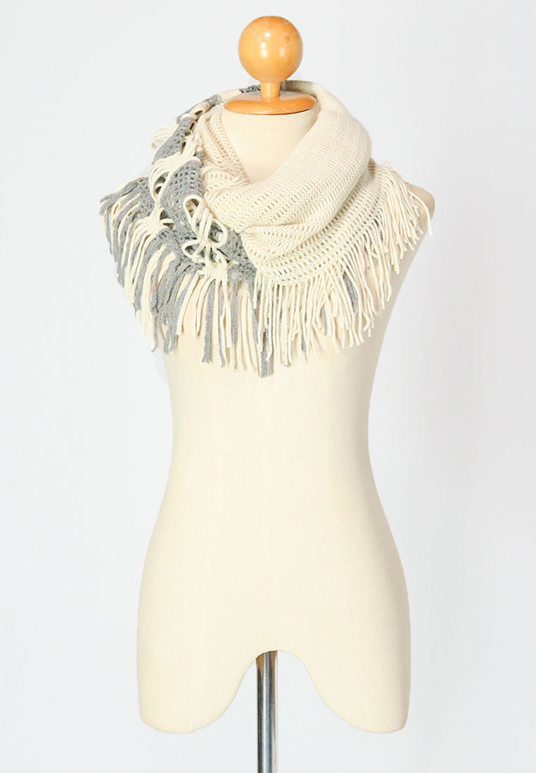 ผ้าพันคอทรงอินฟินิตี้ - Warm Knit Infinity Scarf With Tassels