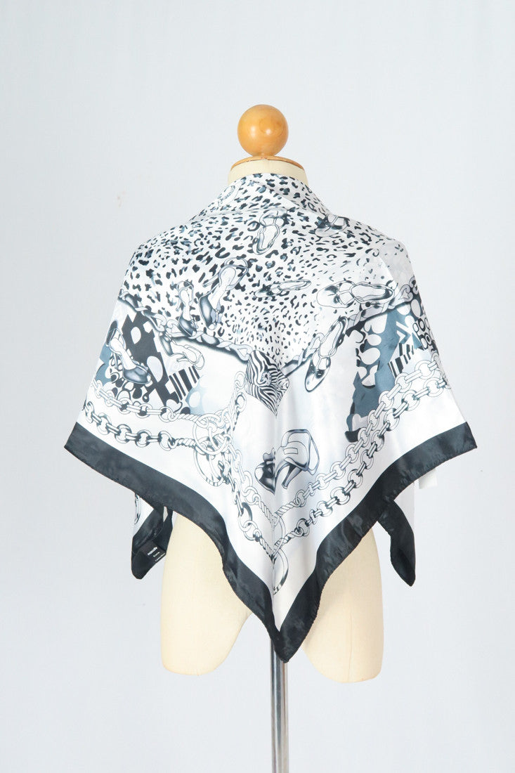 ผ้าพันคอซาตินแบบสี่เหลี่ยม - Satin Square Silk Scarf