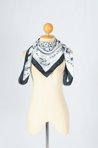 ผ้าพันคอซาตินแบบสี่เหลี่ยม - Satin Square Silk Scarf