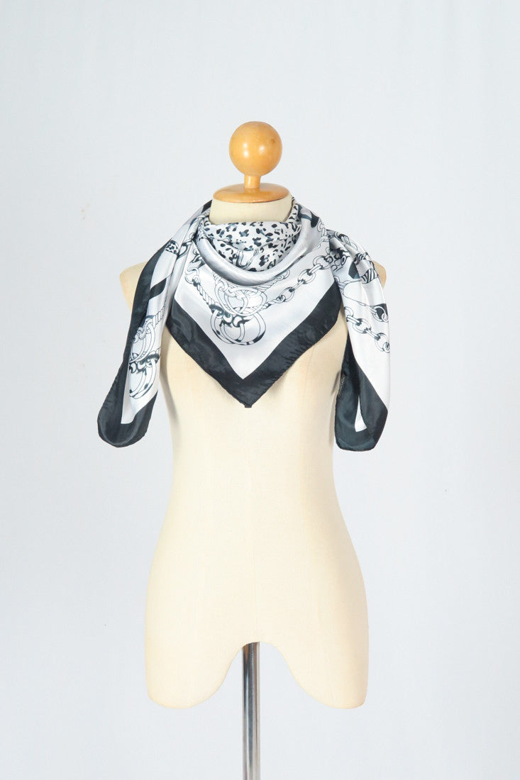 ผ้าพันคอซาตินแบบสี่เหลี่ยม - Satin Square Silk Scarf