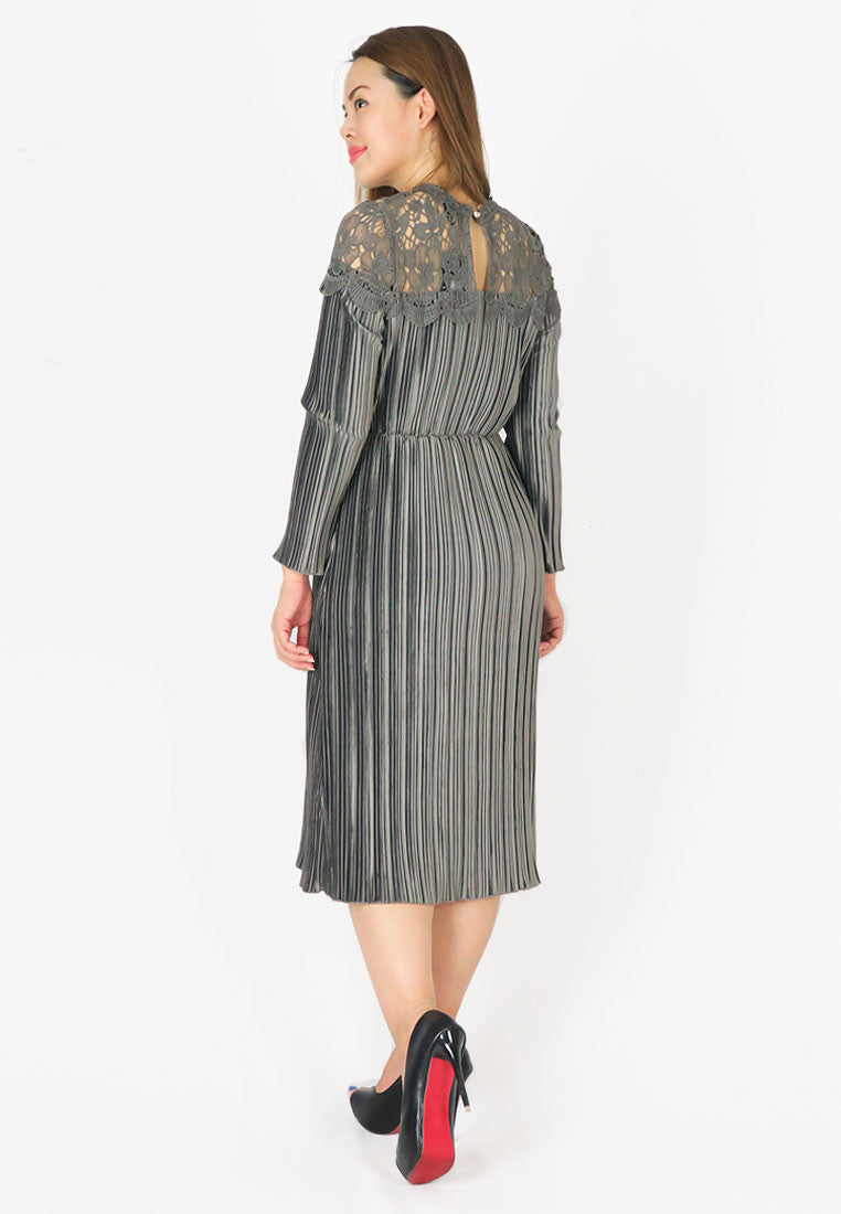 เดรสกำมะหยี่แต่งลูกไม้ - Lace Pleated Velvet Midi Dress