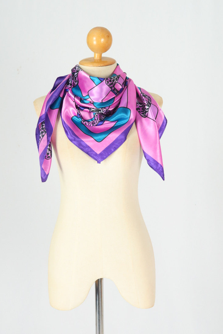 ผ้าพันคอซาตินแบบสี่เหลี่ยม - Satin Square Silk Scarf