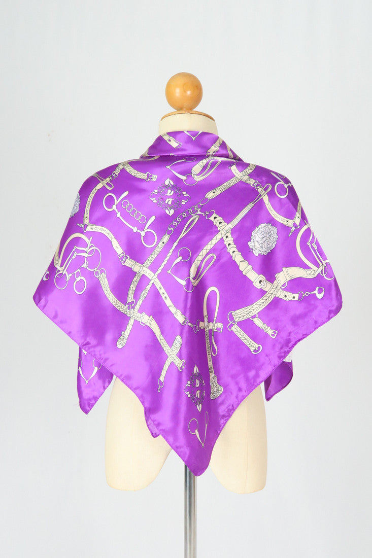 ผ้าพันคอซาตินแบบสี่เหลี่ยม - Satin Square Silk Scarf