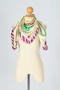 ผ้าพันคอซาตินแบบสี่เหลี่ยม - Satin Square Silk Scarf