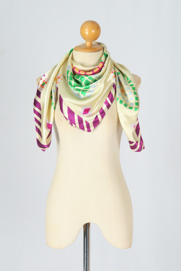 ผ้าพันคอซาตินแบบสี่เหลี่ยม - Satin Square Silk Scarf