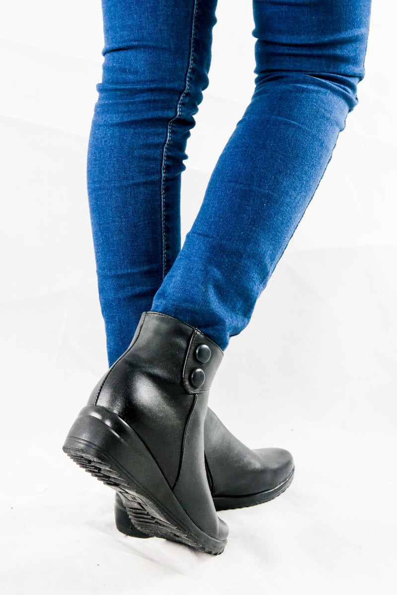 รองเท้าบูทหนัง B06 - Faux Fur Patent Leather Ankle Boots