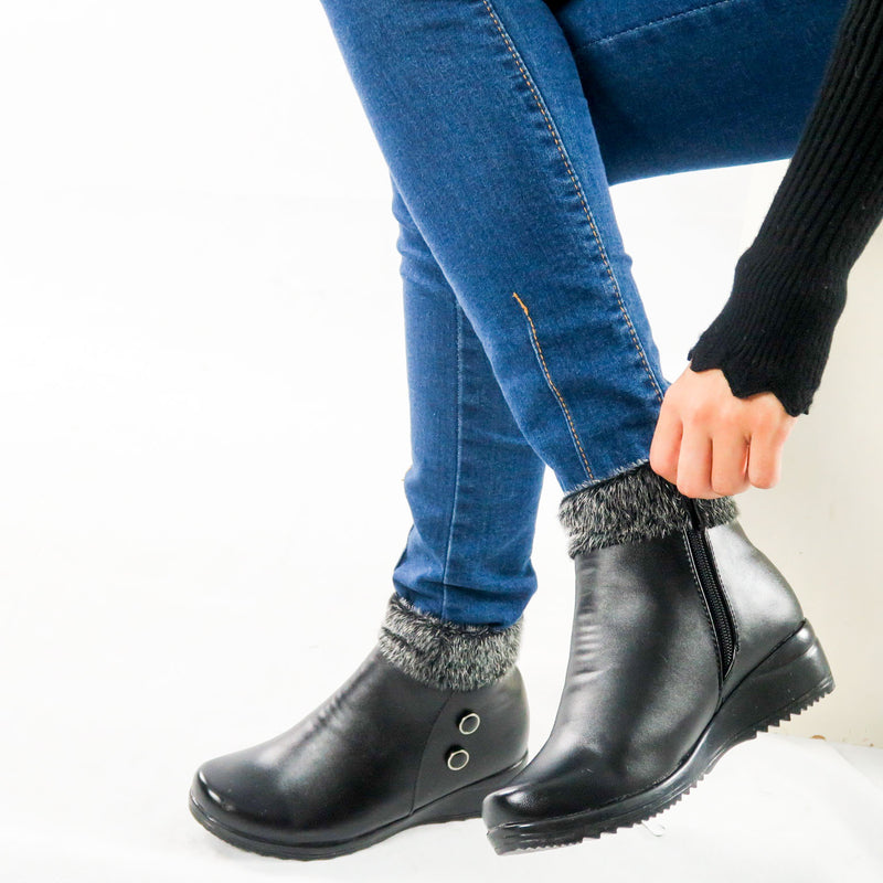 รองเท้าบูทหนังแต่งขน A603- Faux Fux Patent Leather Ankle Boots