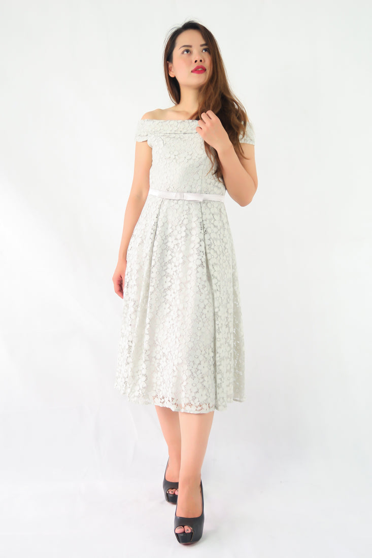 ชุดลูกไม้เปิดไหล่ - Off The Shoulder Lace Midi Dress