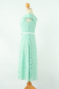 ชุดลูกไม้เปิดไหล่ - Off The Shoulder Lace Midi Dress