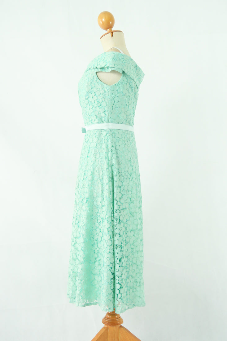 ชุดลูกไม้เปิดไหล่ - Off The Shoulder Lace Midi Dress