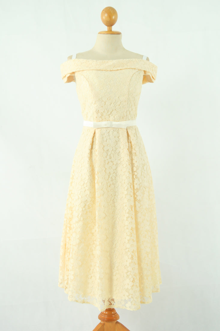 ชุดลูกไม้เปิดไหล่ - Off The Shoulder Lace Midi Dress