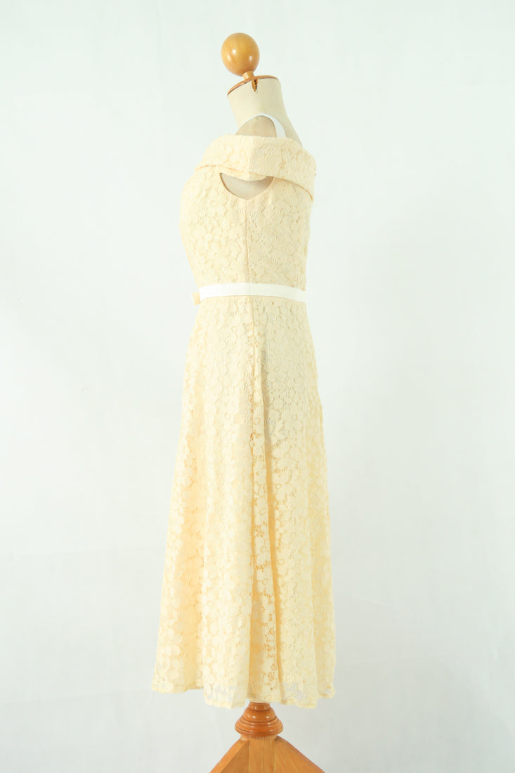 ชุดลูกไม้เปิดไหล่ - Off The Shoulder Lace Midi Dress