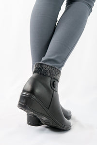 รองเท้าบูทหนังแต่งขนรุ่น 520 - Faux Fux Patent Leather Ankle Boots