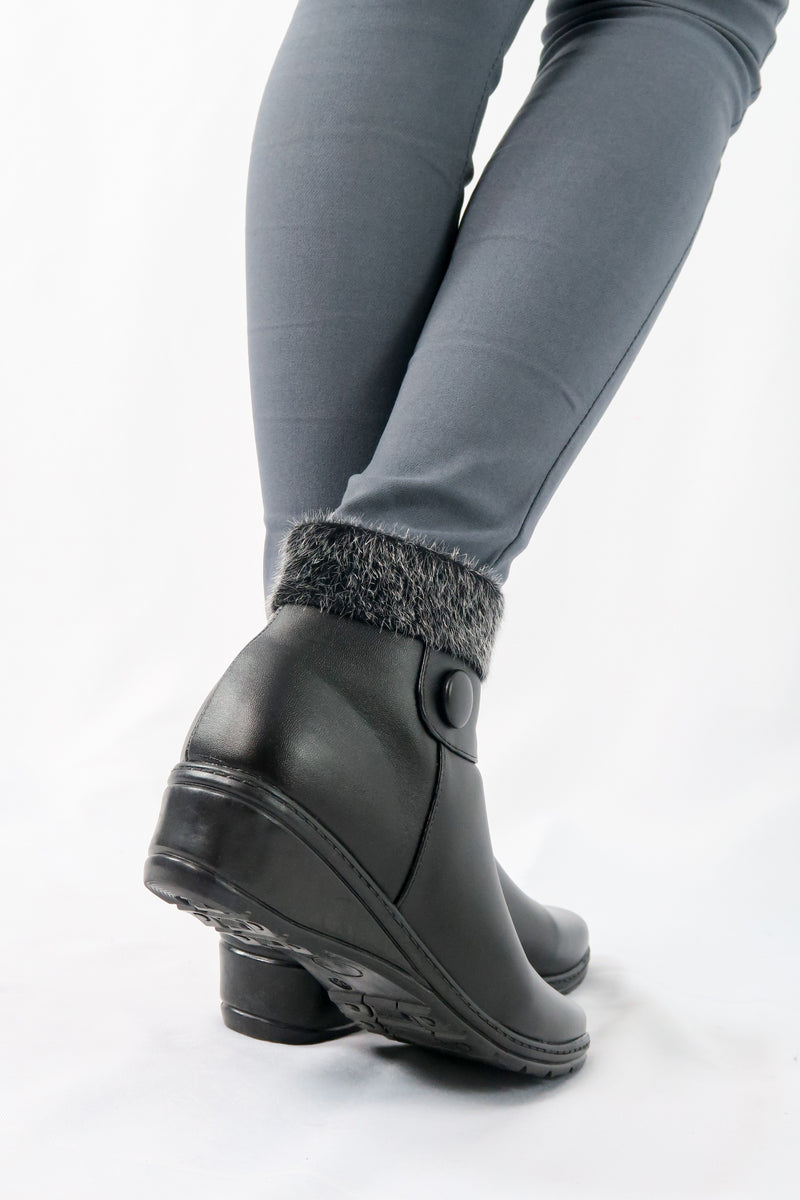 รองเท้าบูทหนังแต่งขนรุ่น 520 - Faux Fux Patent Leather Ankle Boots