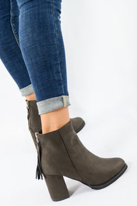 รองเท้าบูทแฟชั่นส้นสูงแต่งพู่ - Pointed Toe Mid Heel Ankle Booไปๅts