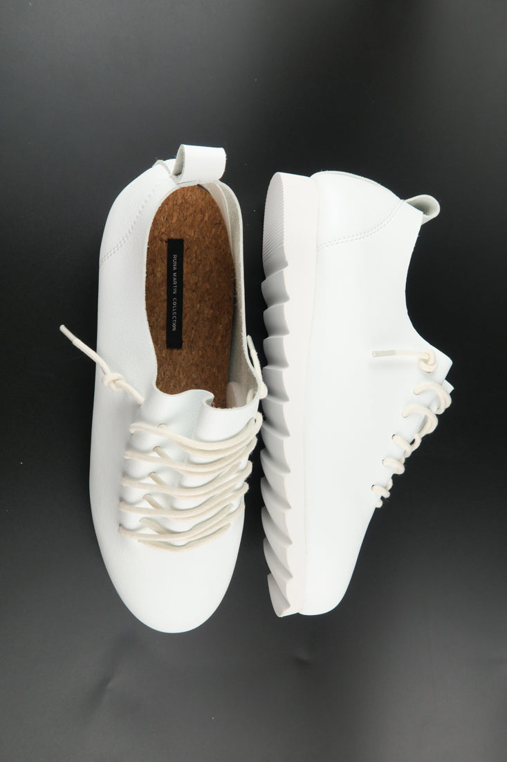 รองเท้าผ้าใบหนังแท้ สไตล์สปอร์ต - Minimalist Style Faux Leather Lace Up Canvas Shoes