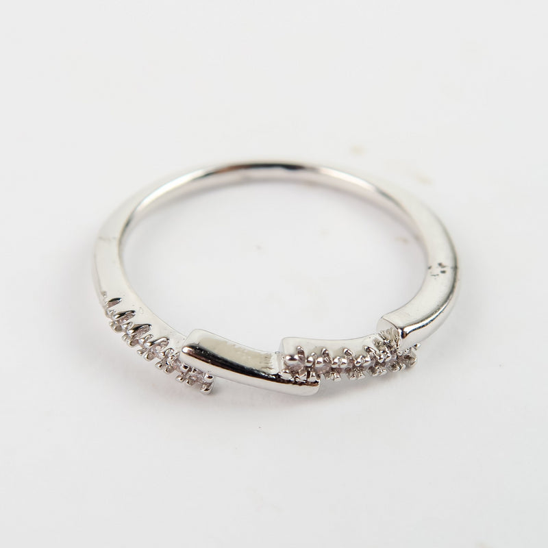 แหวนสแตนเลสสตีลเรียบหรู มีสไตล์ แหวนแฟชั่นผู้หญิง - No.5124