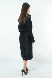 เดรสกำมะหยี่แต่งลูกไม้ - Lace Pleated Velvet Midi Dress