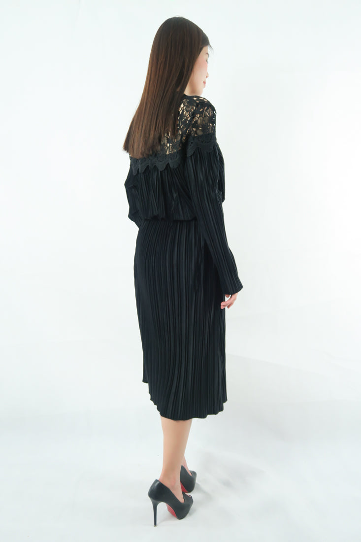 เดรสกำมะหยี่แต่งลูกไม้ - Lace Pleated Velvet Midi Dress