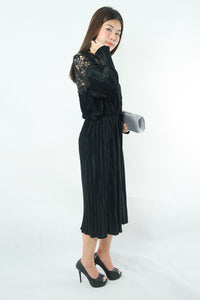 เดรสกำมะหยี่แต่งลูกไม้ - Lace Pleated Velvet Midi Dress