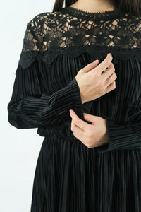 เดรสกำมะหยี่แต่งลูกไม้ - Lace Pleated Velvet Midi Dress