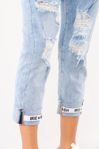 กางเกงยีนส์เอวสูง  - High-Waisted Jeans
