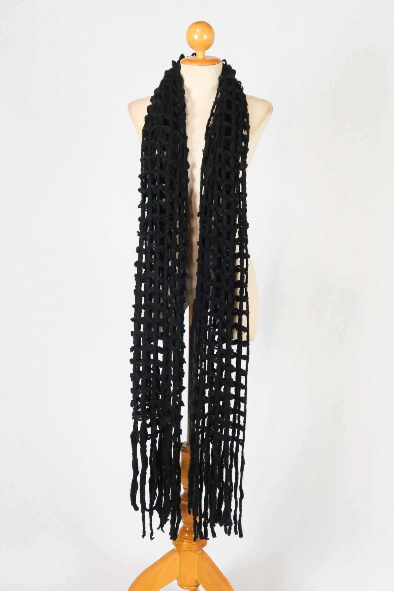 ผ้าพันคอไหมพรมตาข่าย  - Large Cable-Knit Soft Wool Scarf